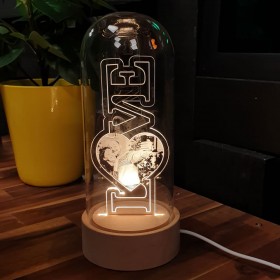 Lámpara de fotos LOVE INVERSE sobre base LED de madera con campana de cristal