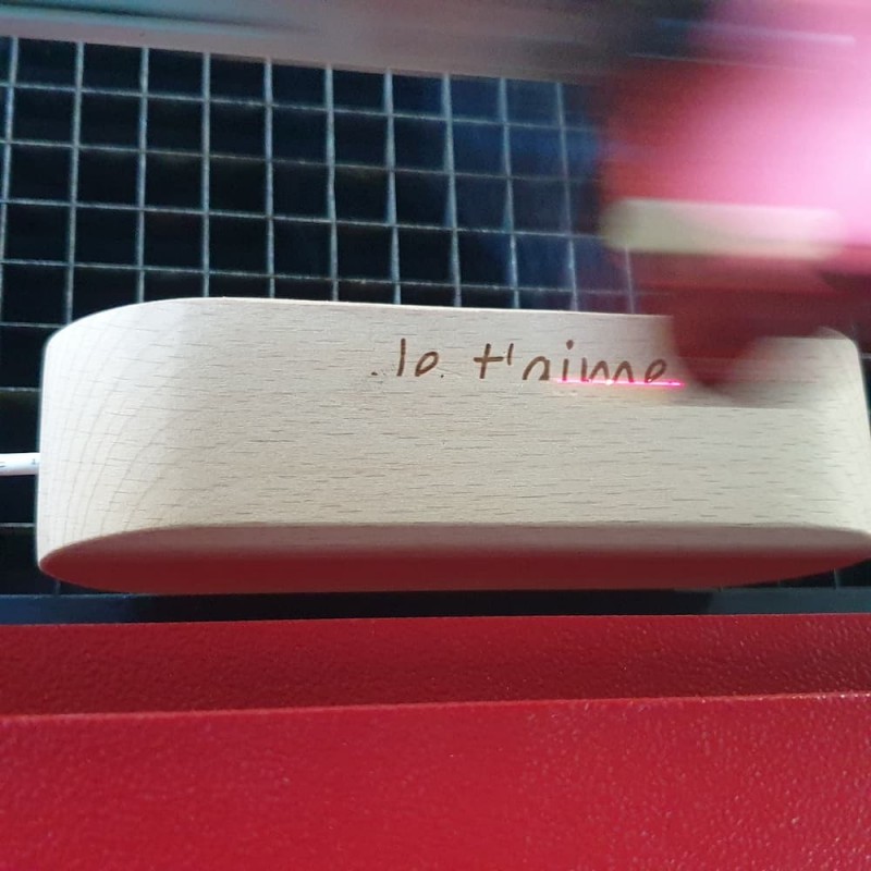 Lampada personalizzata in plexiglas con base LED in legno